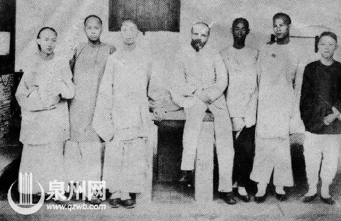 1881年，创办人暨首任院长颜大辟（David Grant，左四）在泉州惠世医院与首期医学生合影。（资料图片）