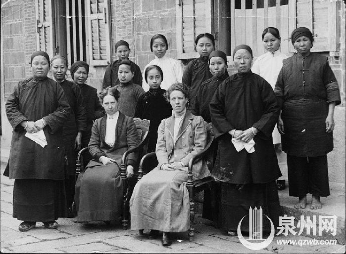 1914年，泉州惠世女医院全体医护员工及学生合影。