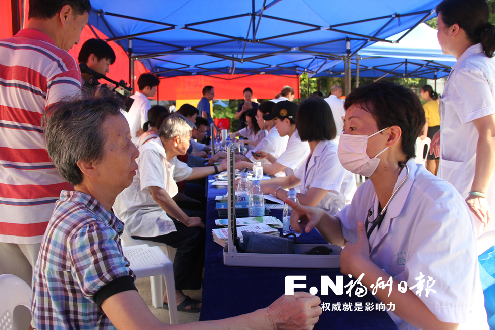 鼓楼开展迎首个“中国医师节”活动
