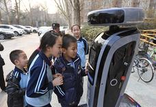 （社会）（2）北京：“机器人探长”落户社区